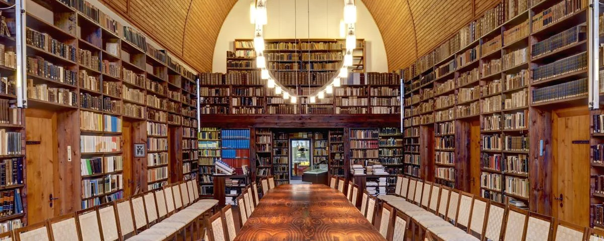 Lesesaal der Bibliothek des Evangelischen Ministeriums im ehemaligen Dormitorium des Augustinerklosters